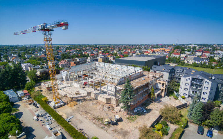 Widok z lotu ptaka na cały obiekt w trakcie remontu, z rozebranym dachem.