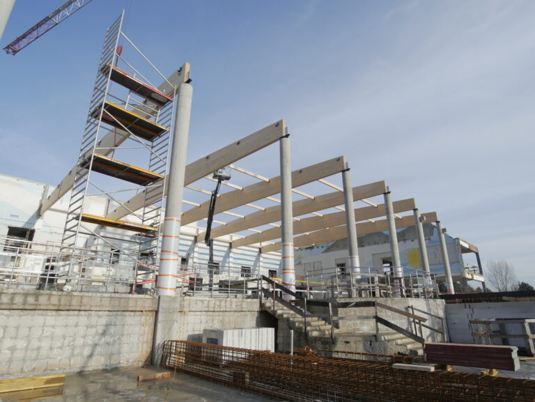 Elementy konstrukcji dachu widziane z perspektywy placu budowy