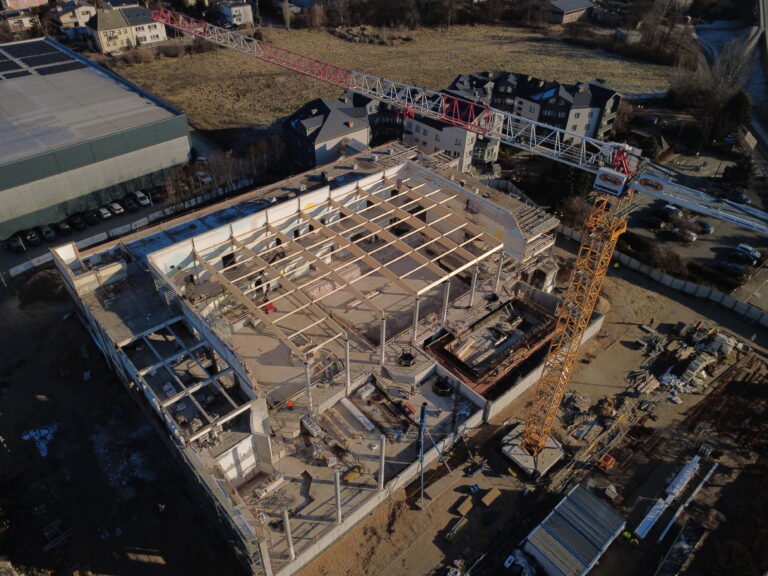 Ujęcie lotnicze prezentujące drewnianą konstrukcję dachu.