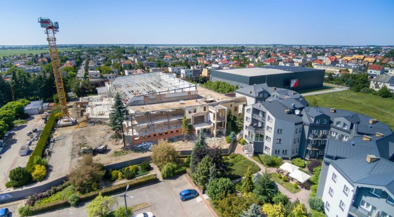 Widok z lotu ptaka na obiekt w trakcie remontu - bez części ścian i bez dachu.