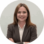 Zdjęcie portretowe Izabeli Czwojdrak - blond włosy, jasna cera, poważna biznesowa poza.